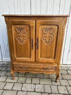 LARGE ORNATE FRENCH OAK CARVED CABINET SIDEBOARD CUPBOARD Ideal paint Key